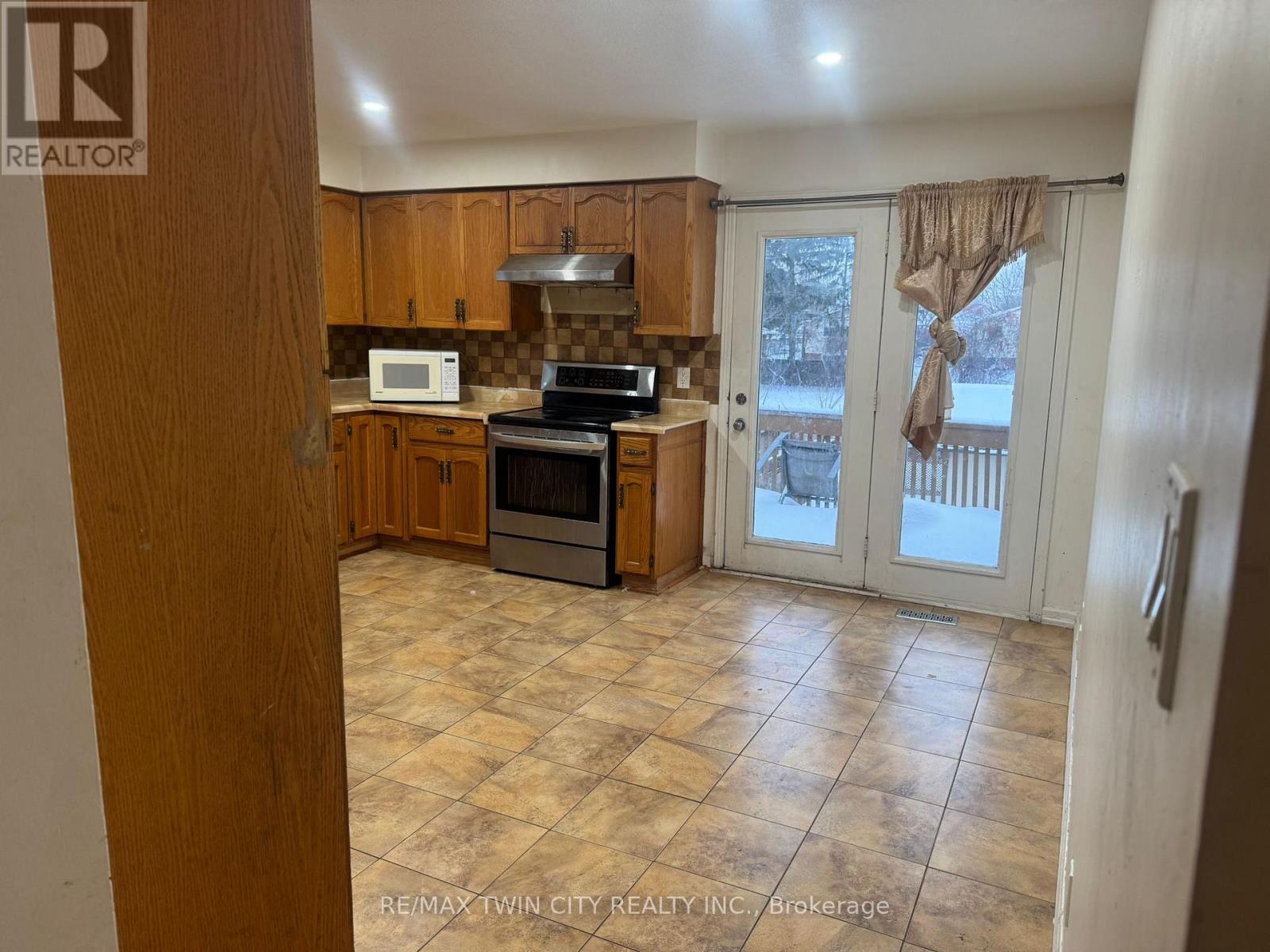 23 Westchester Drive, Kitchener, Ontario  N2B 3T1 - Photo 8 - X12696682