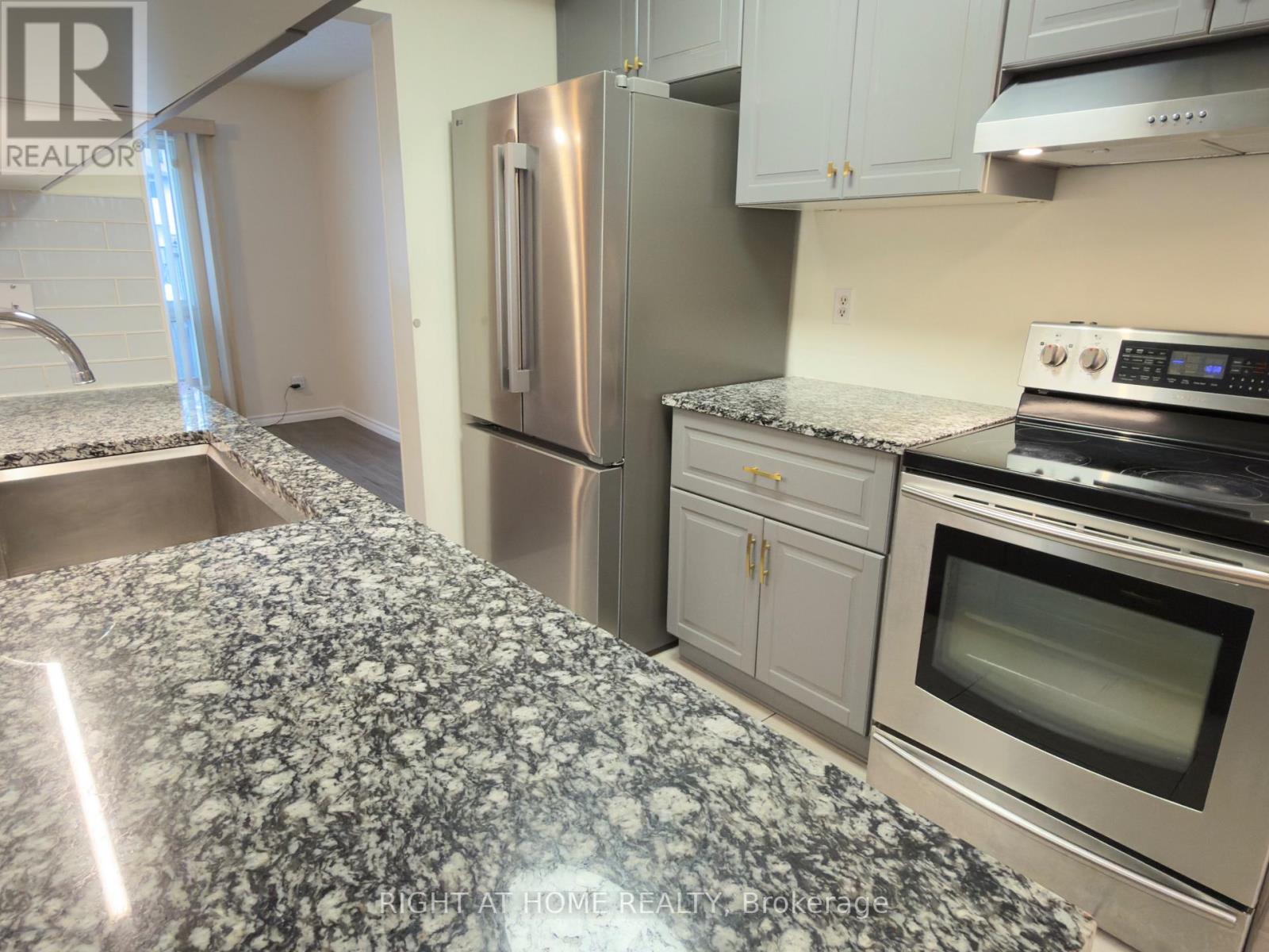 51 - 1213 Bowmount Street, Ottawa, Ontario  K1J 8T3 - Photo 8 - X12683954