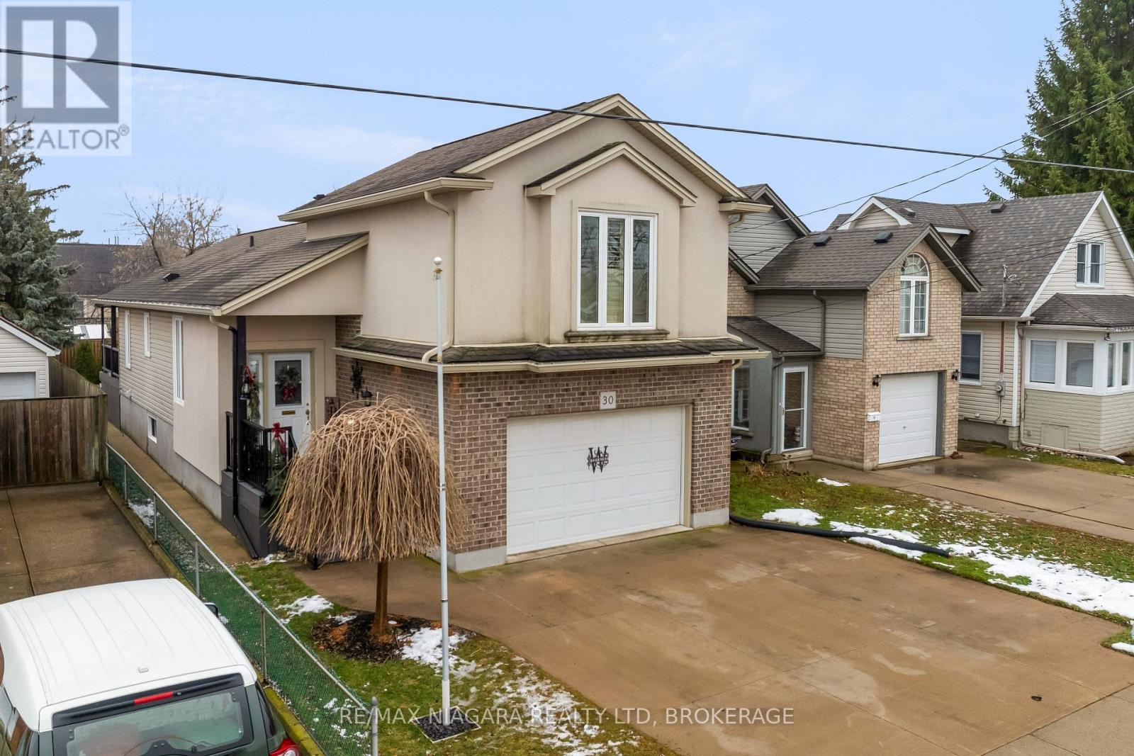 30 Ball Avenue E, St. Catharines, Ontario  L2T 1B5 - Photo 1 - X12678086