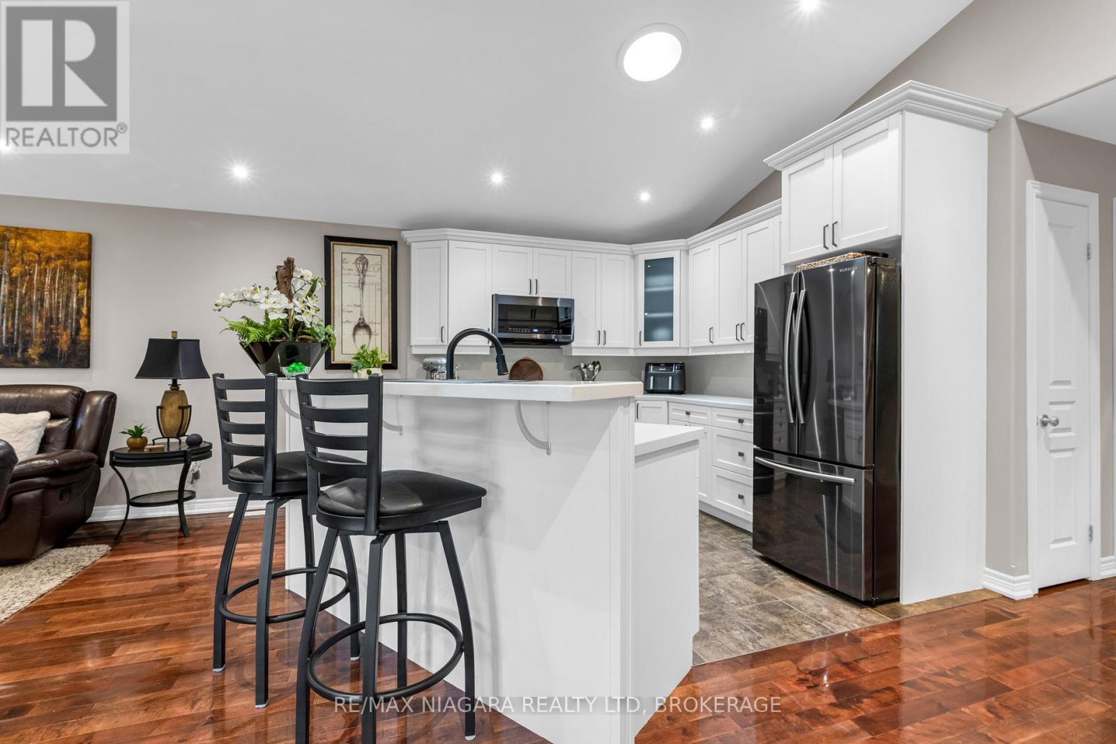 30 Ball Avenue E, St. Catharines, Ontario  L2T 1B5 - Photo 7 - X12678086