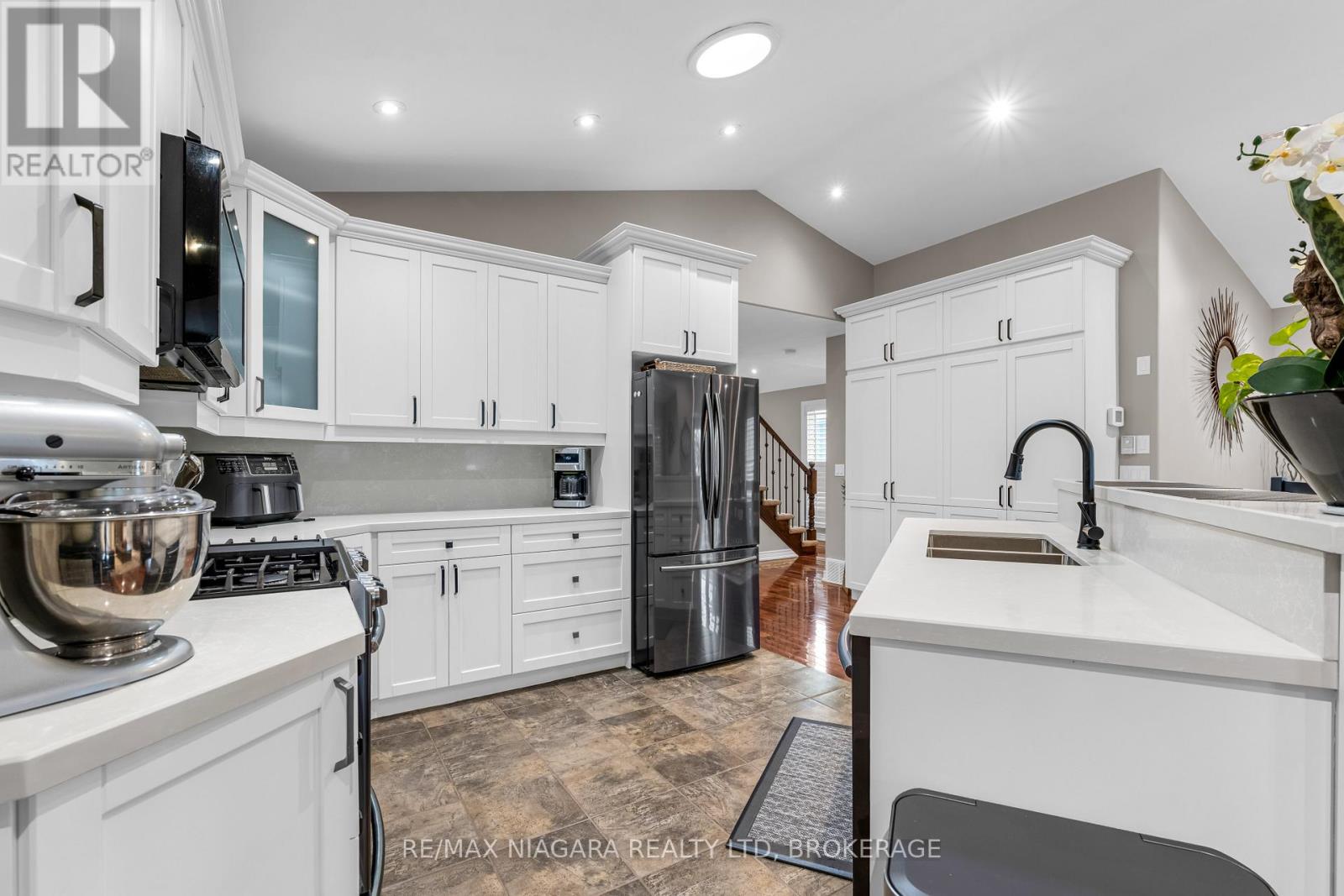 30 Ball Avenue E, St. Catharines, Ontario  L2T 1B5 - Photo 8 - X12678086