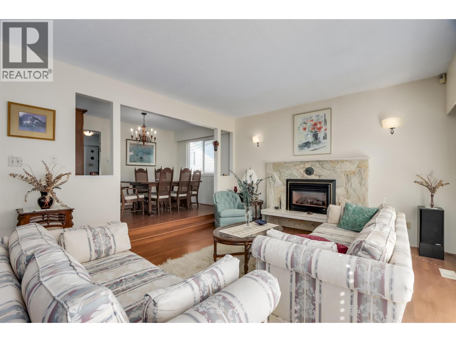 2141 Dauphin Place, Burnaby, British Columbia  V5B 4G8 - Photo 3 - R3079602