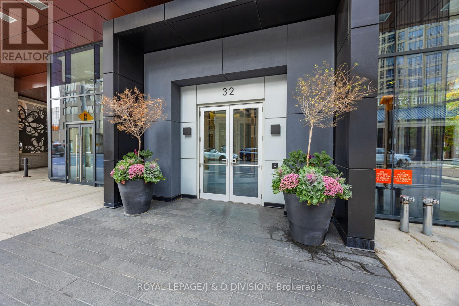 2702 - 32 Davenport Road, Toronto, Ontario  M5R 0B5 - Photo 2 - C12696914