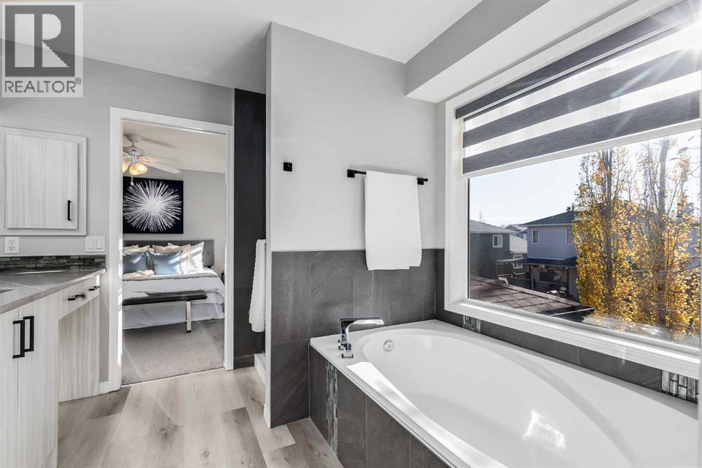 208 Fairways Bay Nw, Airdrie, Alberta  T4B 2P5 - Photo 22 - A2268218