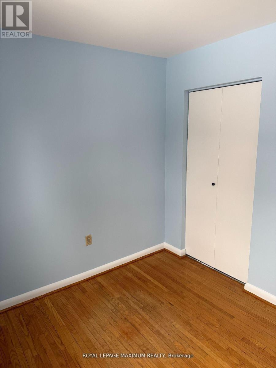 Upper - 5 Lawrence Crescent, Brampton, Ontario  L6W 2P2 - Photo 11 - W12696814