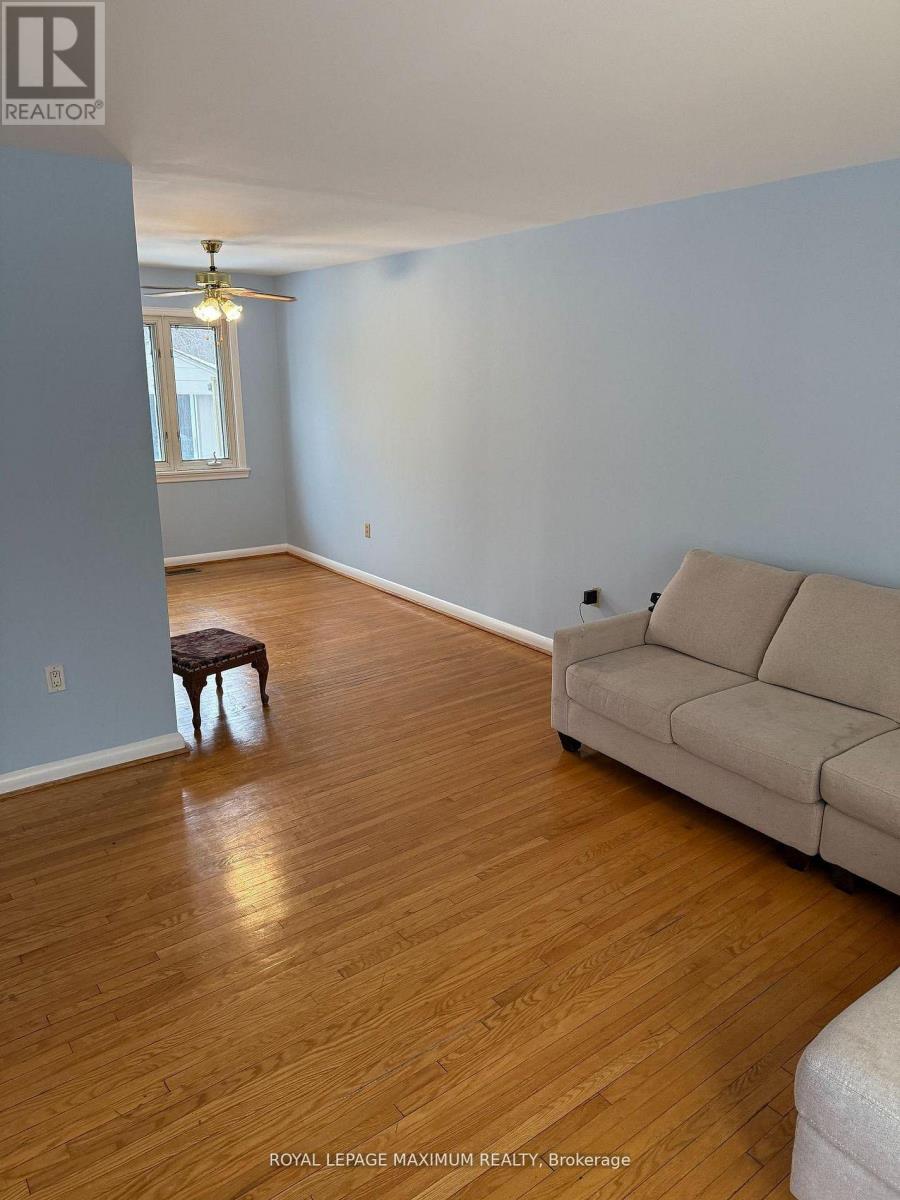 Upper - 5 Lawrence Crescent, Brampton, Ontario  L6W 2P2 - Photo 2 - W12696814