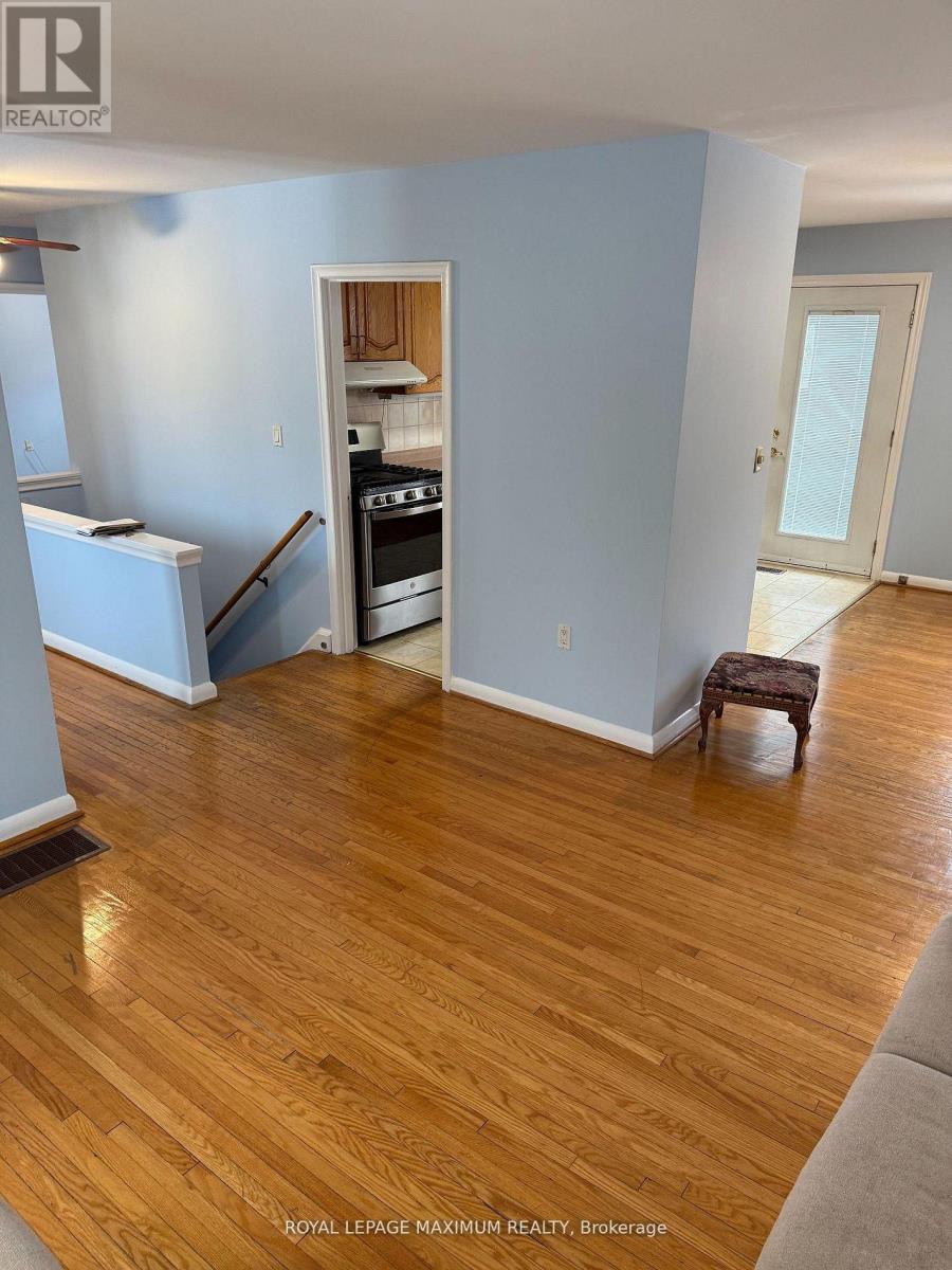 Upper - 5 Lawrence Crescent, Brampton, Ontario  L6W 2P2 - Photo 3 - W12696814