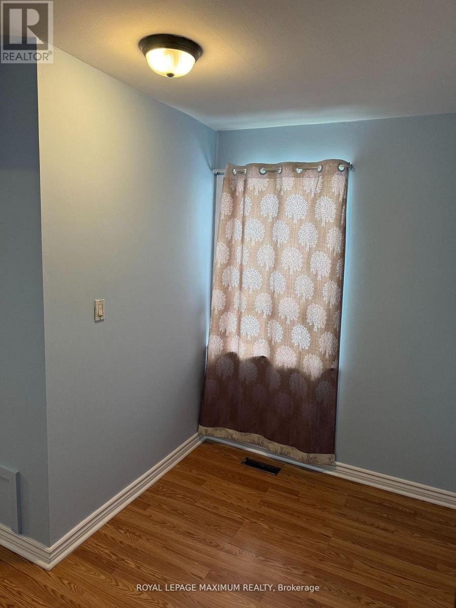 Upper - 5 Lawrence Crescent, Brampton, Ontario  L6W 2P2 - Photo 7 - W12696814