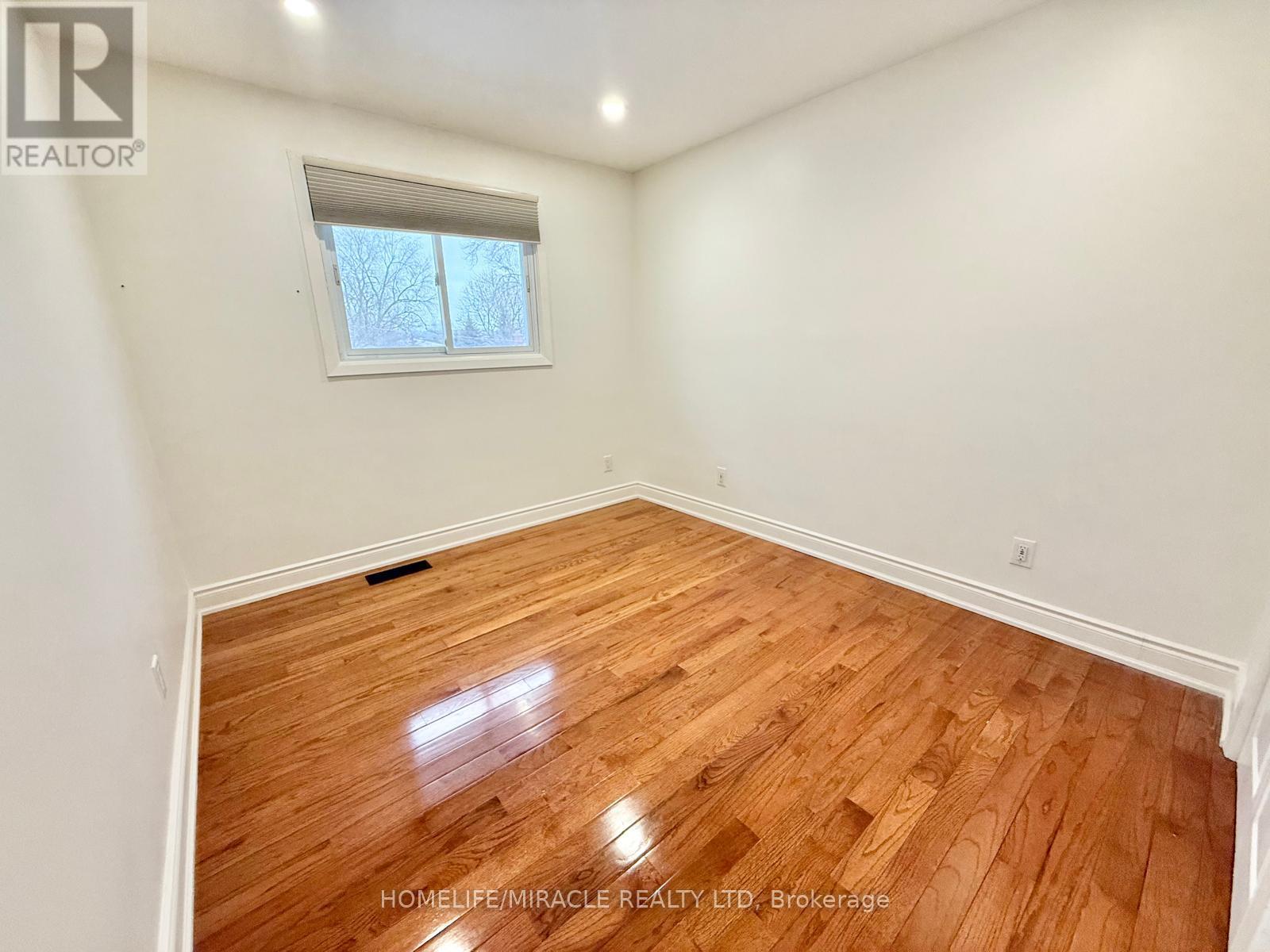 Main Unit - 12 Foster Crescent E, Waterloo, Ontario  N1R 4R1 - Photo 16 - X12696828