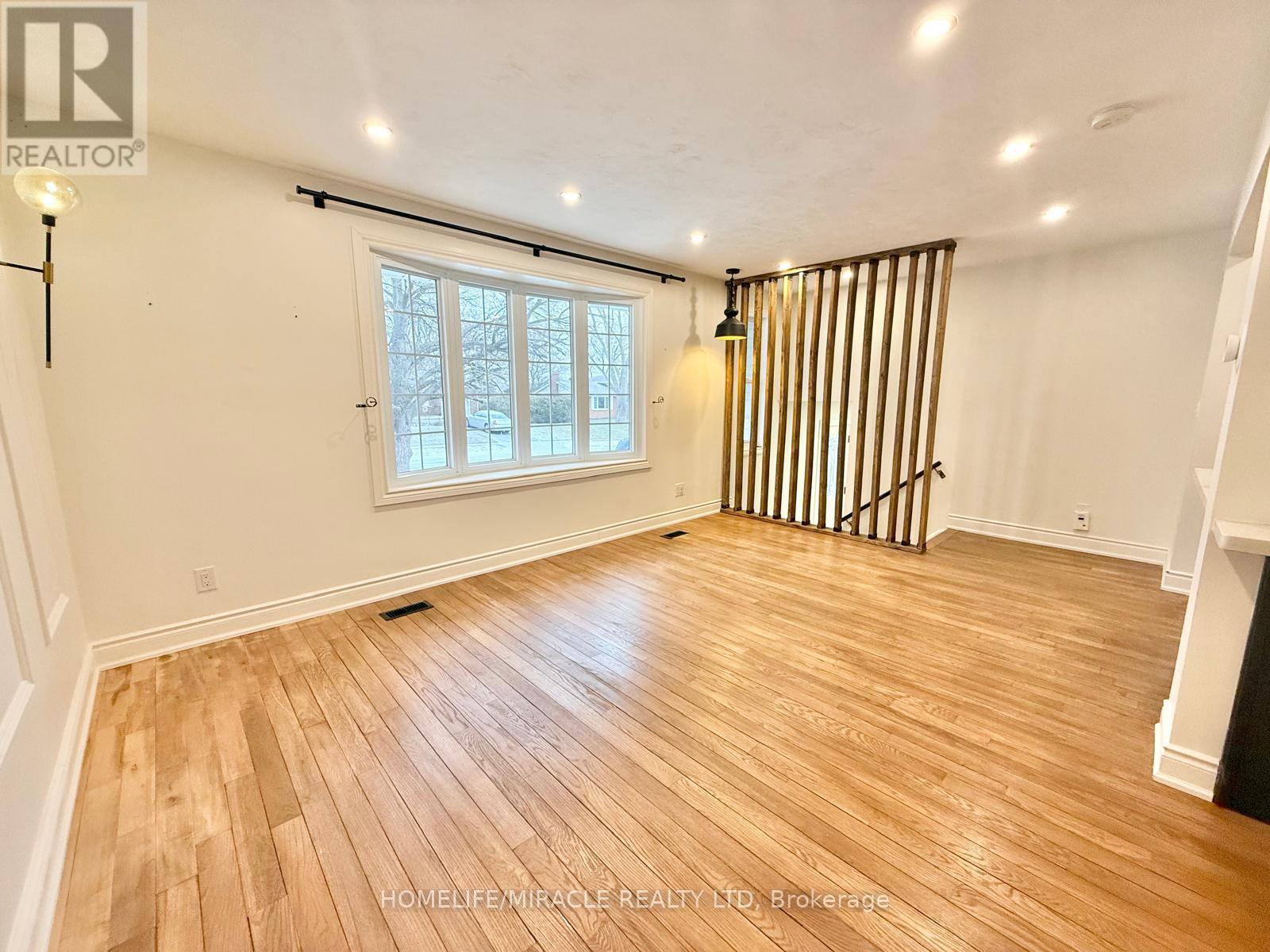 Main Unit - 12 Foster Crescent E, Waterloo, Ontario  N1R 4R1 - Photo 4 - X12696828