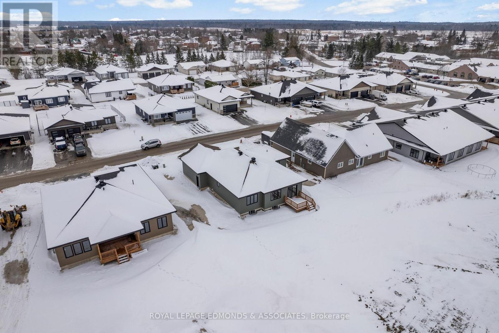 22 Bamagillia Street, Whitewater Region, Ontario  K0J 1K0 - Photo 37 - X12697052