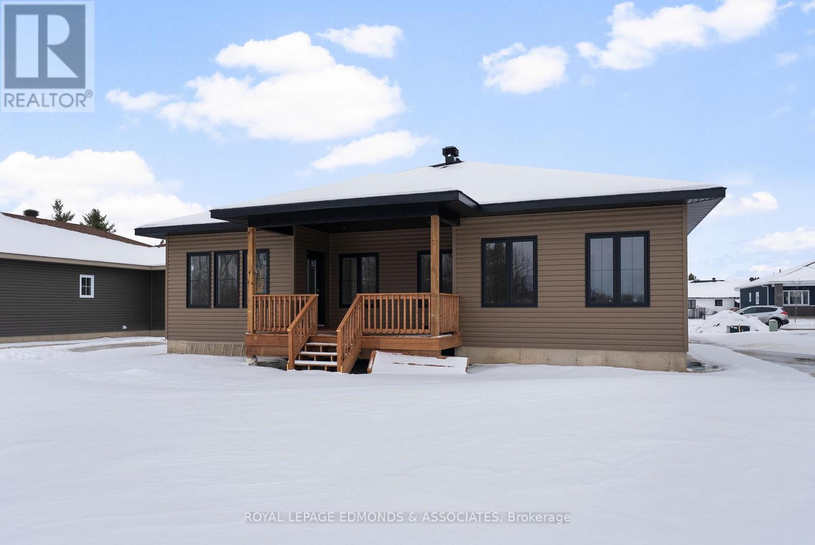 26 Bamagillia Street, Whitewater Region, Ontario  K0J 1K0 - Photo 6 - X12697060