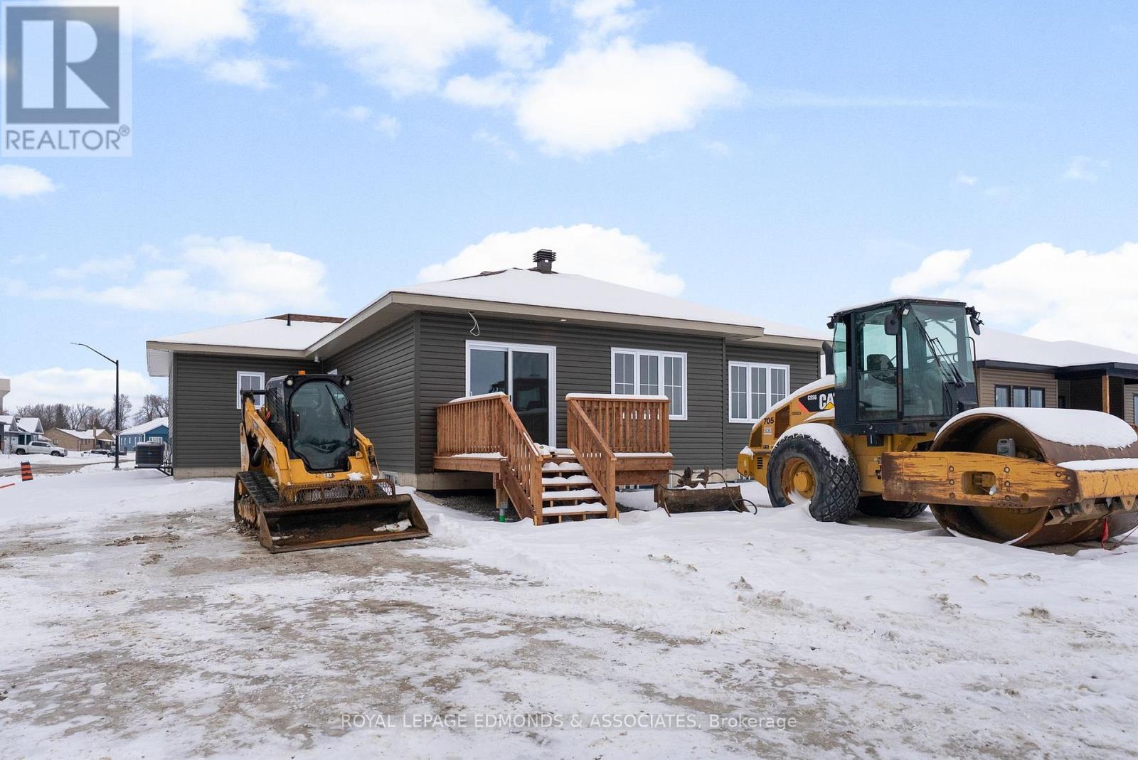 30 Bamagillia Street, Whitewater Region, Ontario  K0J 1K0 - Photo 8 - X12697116