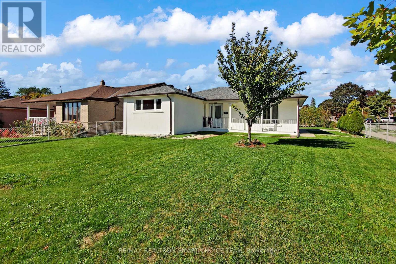 16 Frith Road, Toronto, Ontario  M3N 1G1 - Photo 3 - W12692074