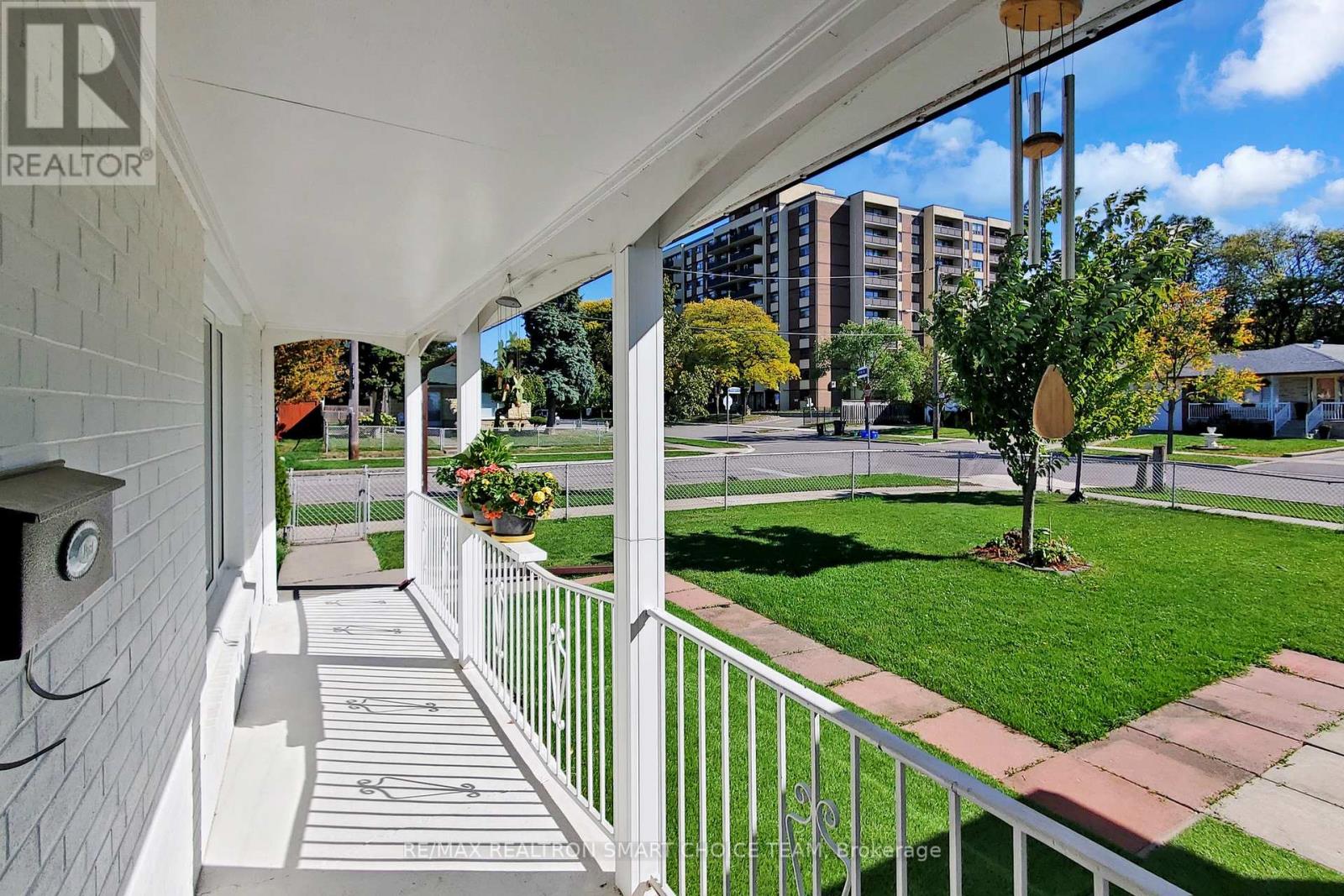 16 Frith Road, Toronto, Ontario  M3N 1G1 - Photo 4 - W12692074