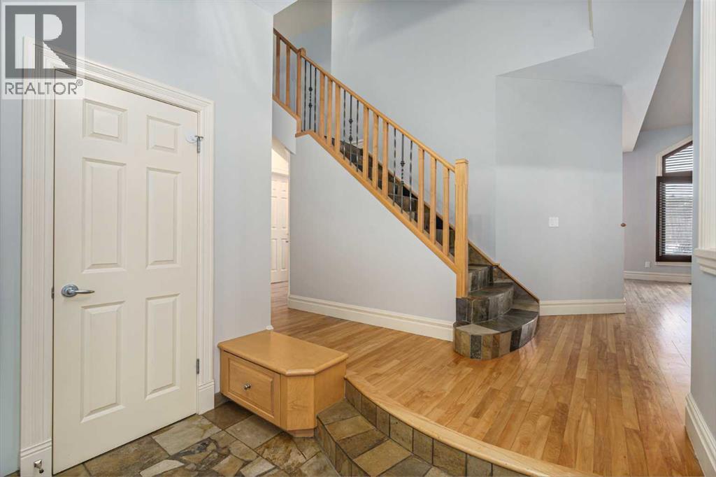 6002 Bow Crescent Nw, Calgary, Alberta  T3B 2B9 - Photo 3 - A2278987