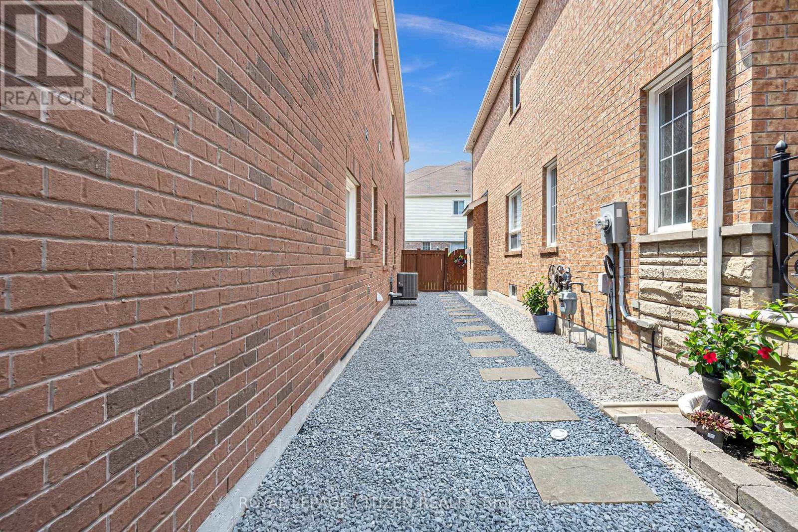 1882 Esterbrook Drive, Oshawa, Ontario  L1K 0N4 - Photo 4 - E12697070