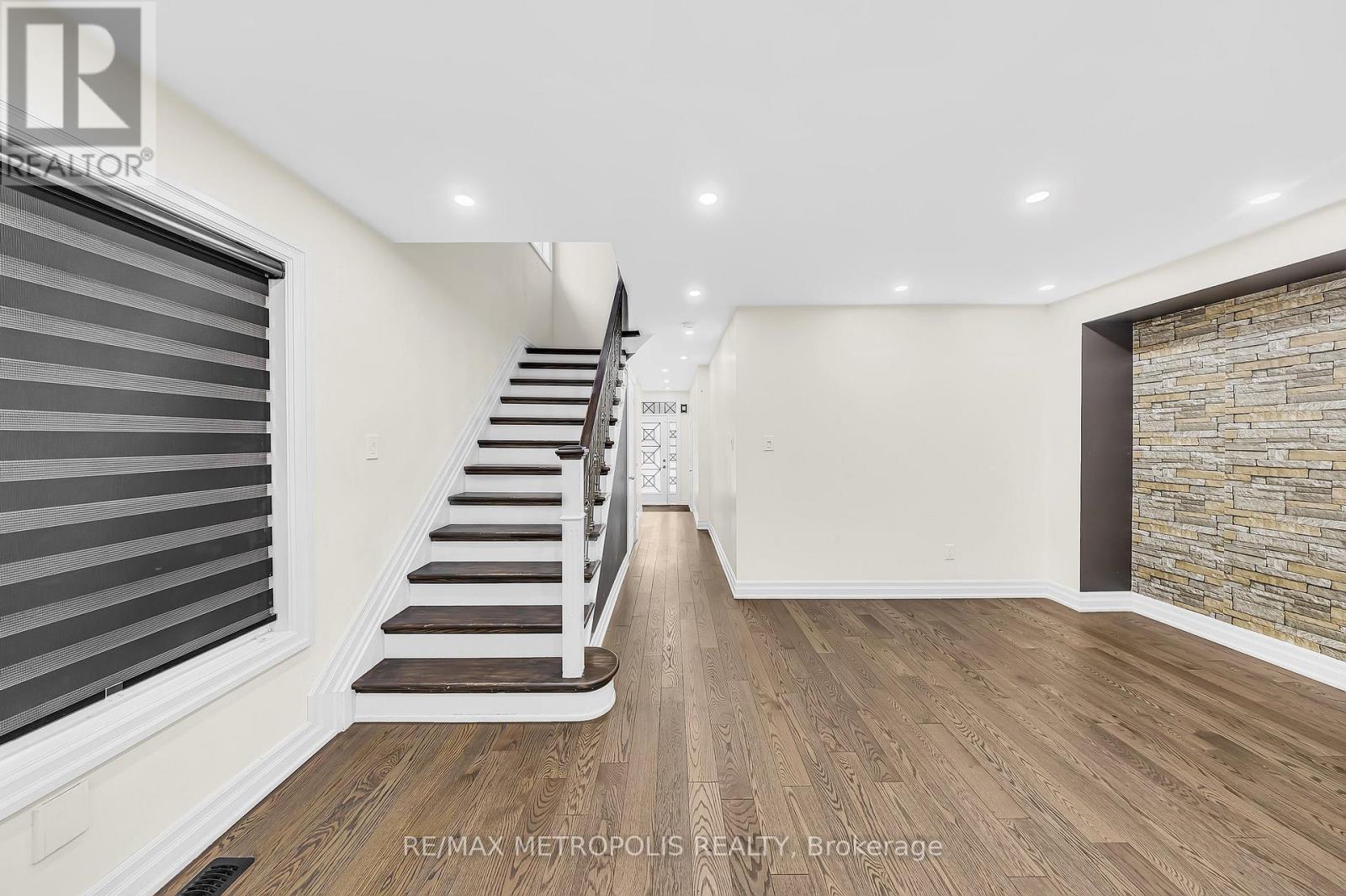 Main - 10 Applegrove Court, Brampton, Ontario  L6R 2Y8 - Photo 10 - W12697064