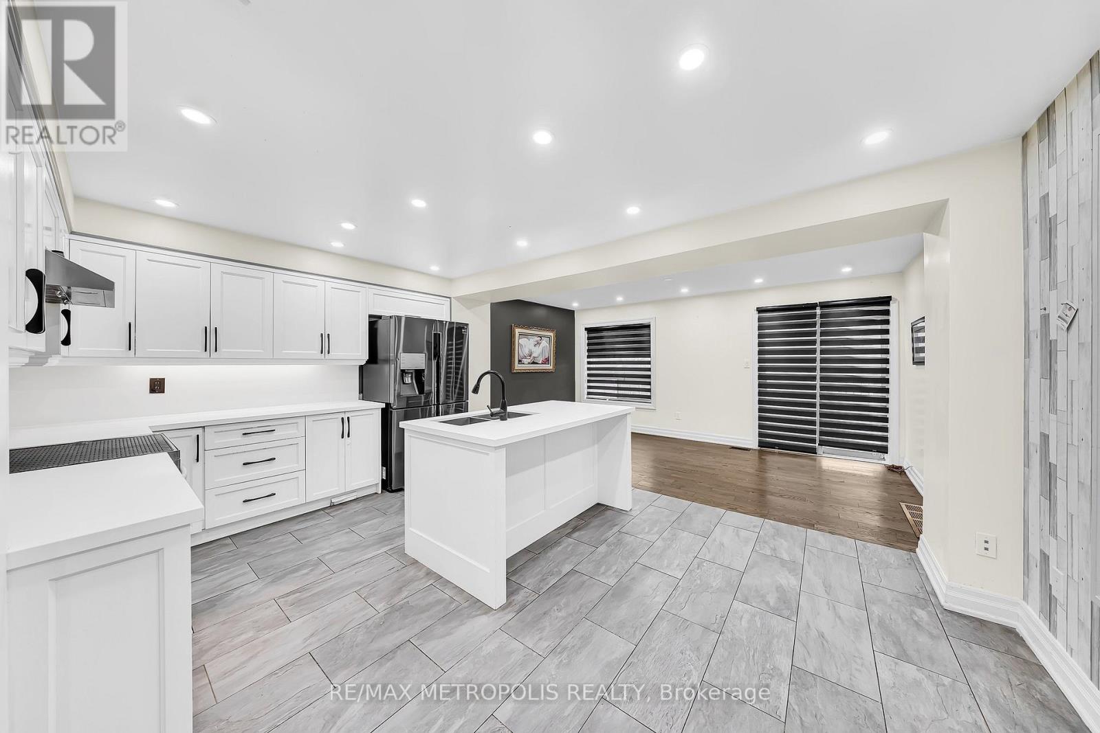 Main - 10 Applegrove Court, Brampton, Ontario  L6R 2Y8 - Photo 11 - W12697064