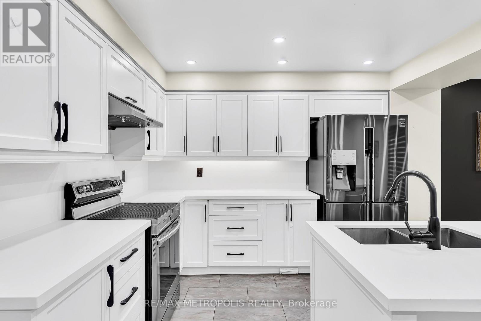 Main - 10 Applegrove Court, Brampton, Ontario  L6R 2Y8 - Photo 14 - W12697064