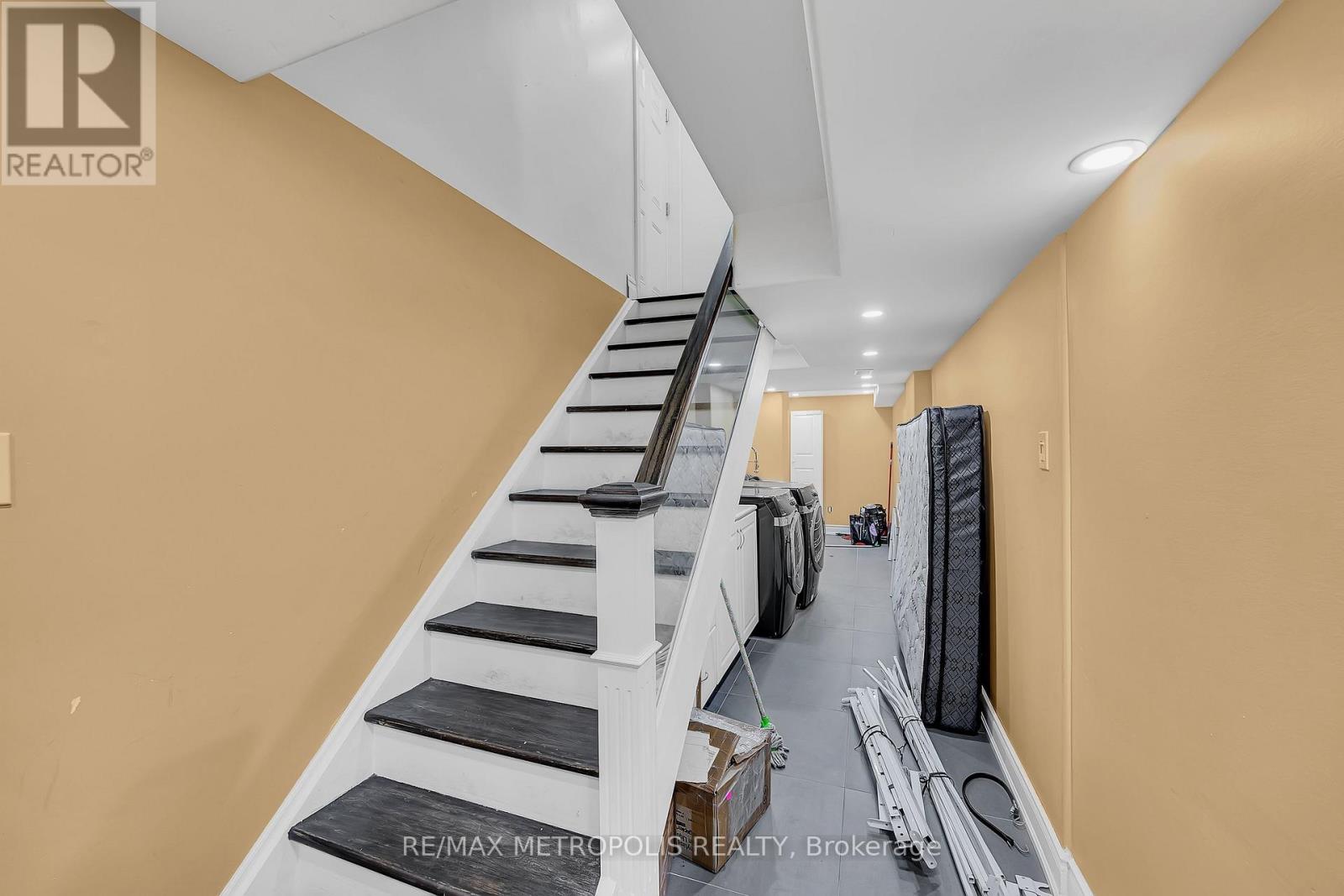 Main - 10 Applegrove Court, Brampton, Ontario  L6R 2Y8 - Photo 35 - W12697064