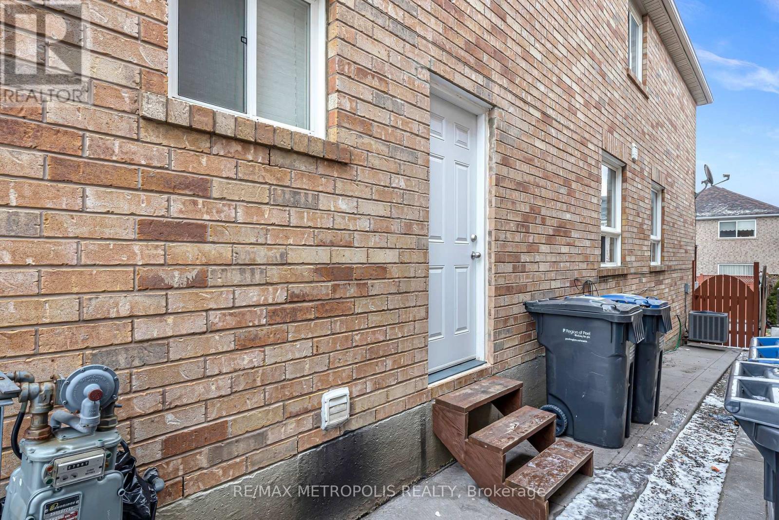 Main - 10 Applegrove Court, Brampton, Ontario  L6R 2Y8 - Photo 38 - W12697064