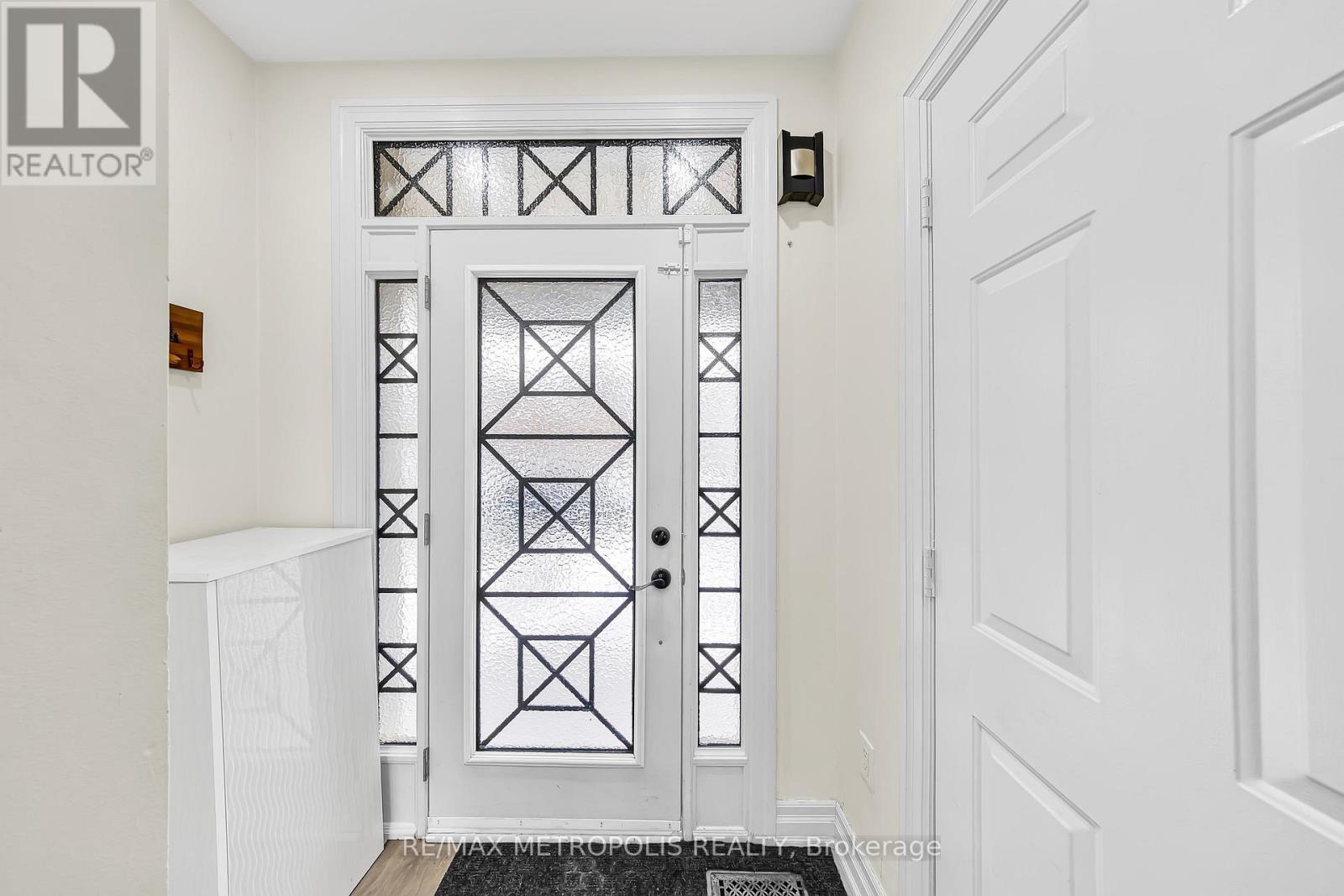 Main - 10 Applegrove Court, Brampton, Ontario  L6R 2Y8 - Photo 4 - W12697064