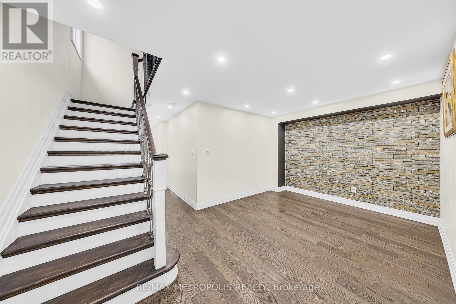 Main - 10 Applegrove Court, Brampton, Ontario  L6R 2Y8 - Photo 9 - W12697064