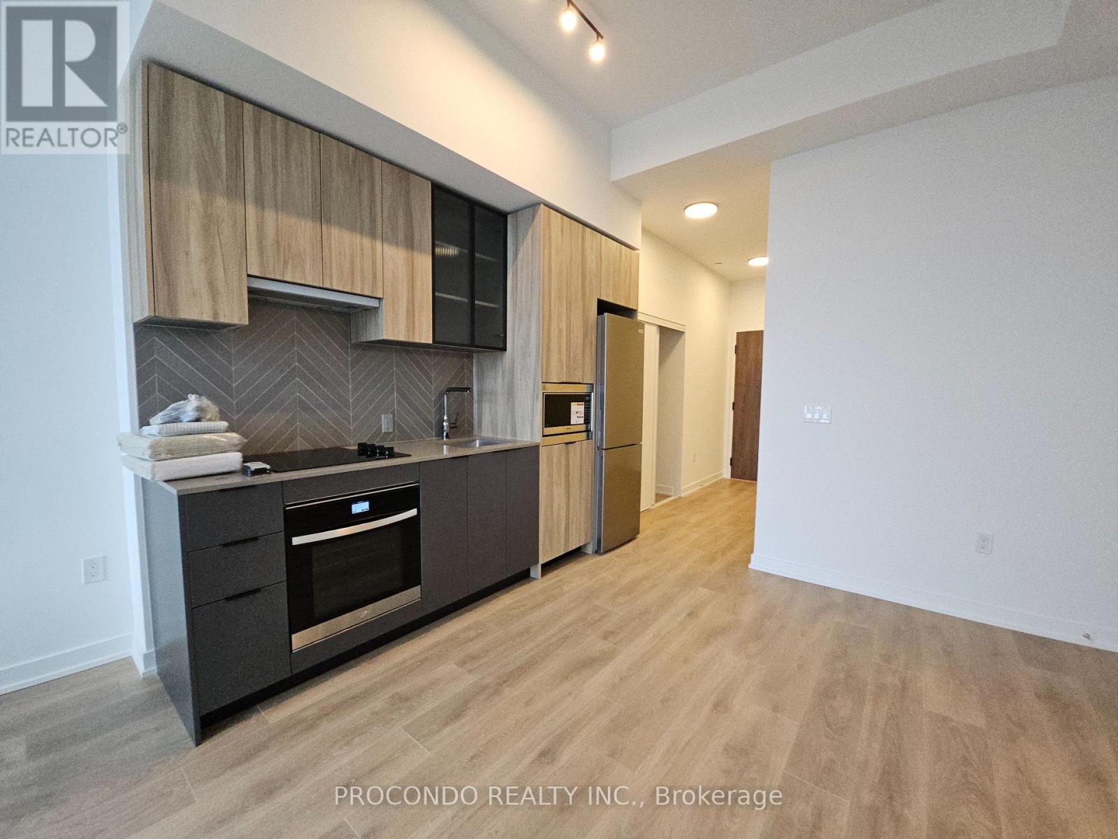 803 - 1037 THE QUEENSWAY, Toronto, Ontario