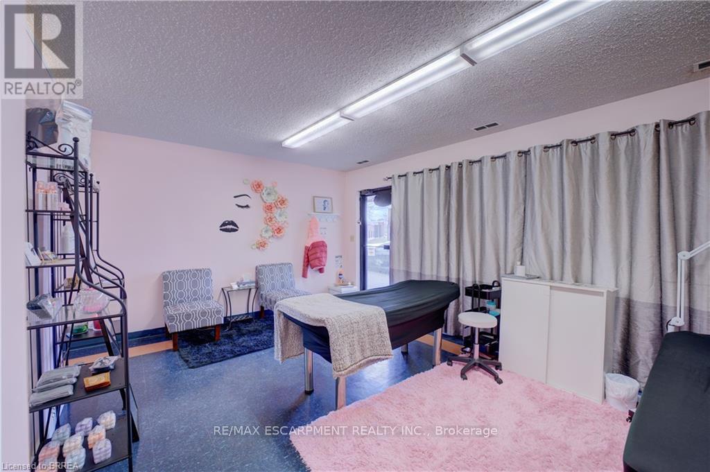 325 Fairview Drive, Brantford, Ontario  N3R 2X3 - Photo 8 - X12691210