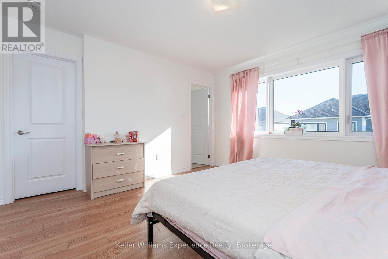 12 Durham Avenue, Barrie, Ontario  L9J 0W7 - Photo 11 - S12446538