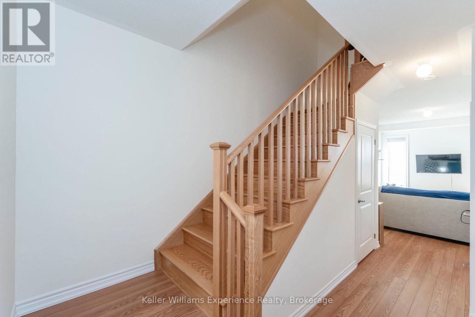 12 Durham Avenue, Barrie, Ontario  L9J 0W7 - Photo 10 - S12446538