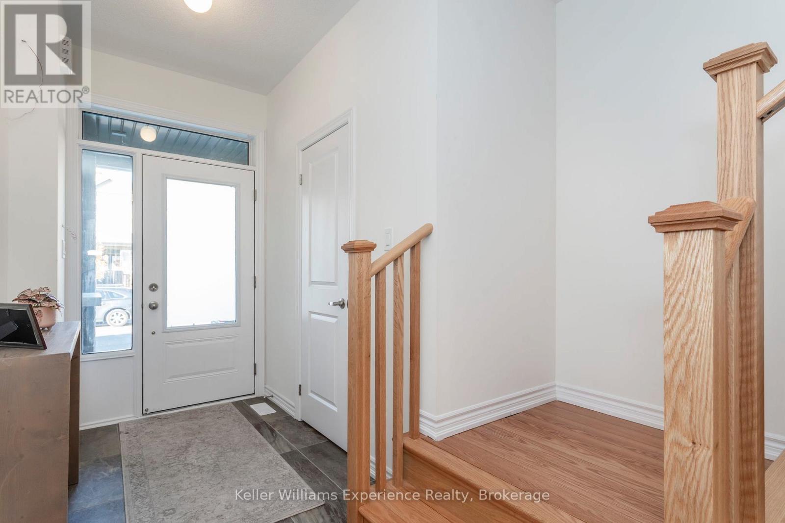 12 Durham Avenue, Barrie, Ontario  L9J 0W7 - Photo 3 - S12446538