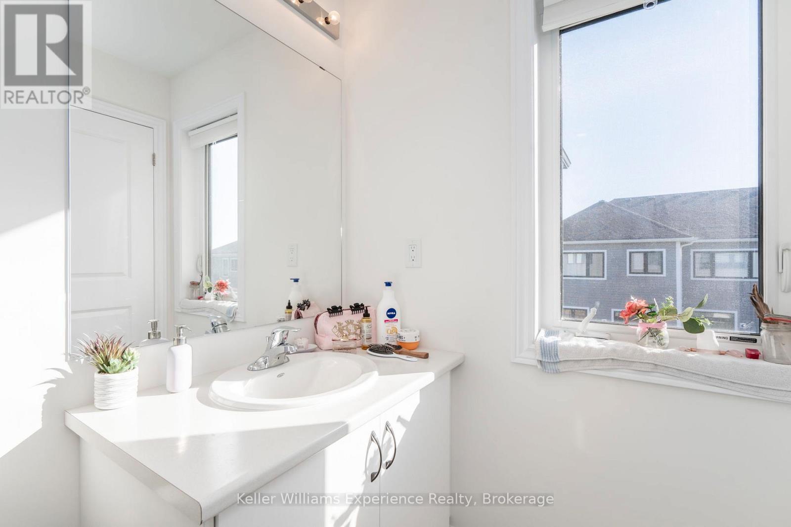 12 Durham Avenue, Barrie, Ontario  L9J 0W7 - Photo 12 - S12446538