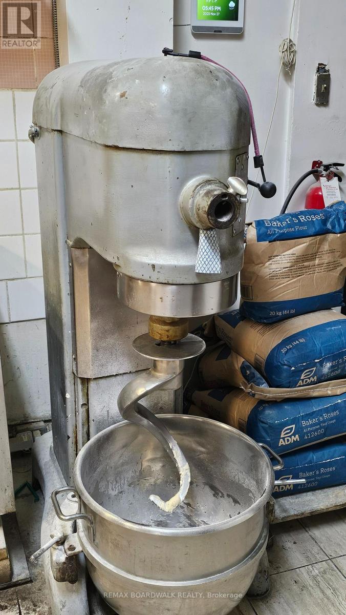 1012 Merivale Road, Ottawa, Ontario  K1Z 6A5 - Photo 13 - X12553456