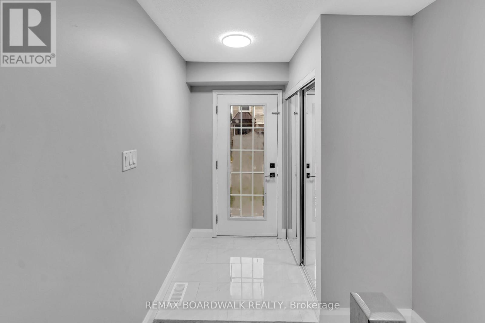 714 Sanibel Private, Ottawa, Ontario  K2H 0A8 - Photo 2 - X12580154