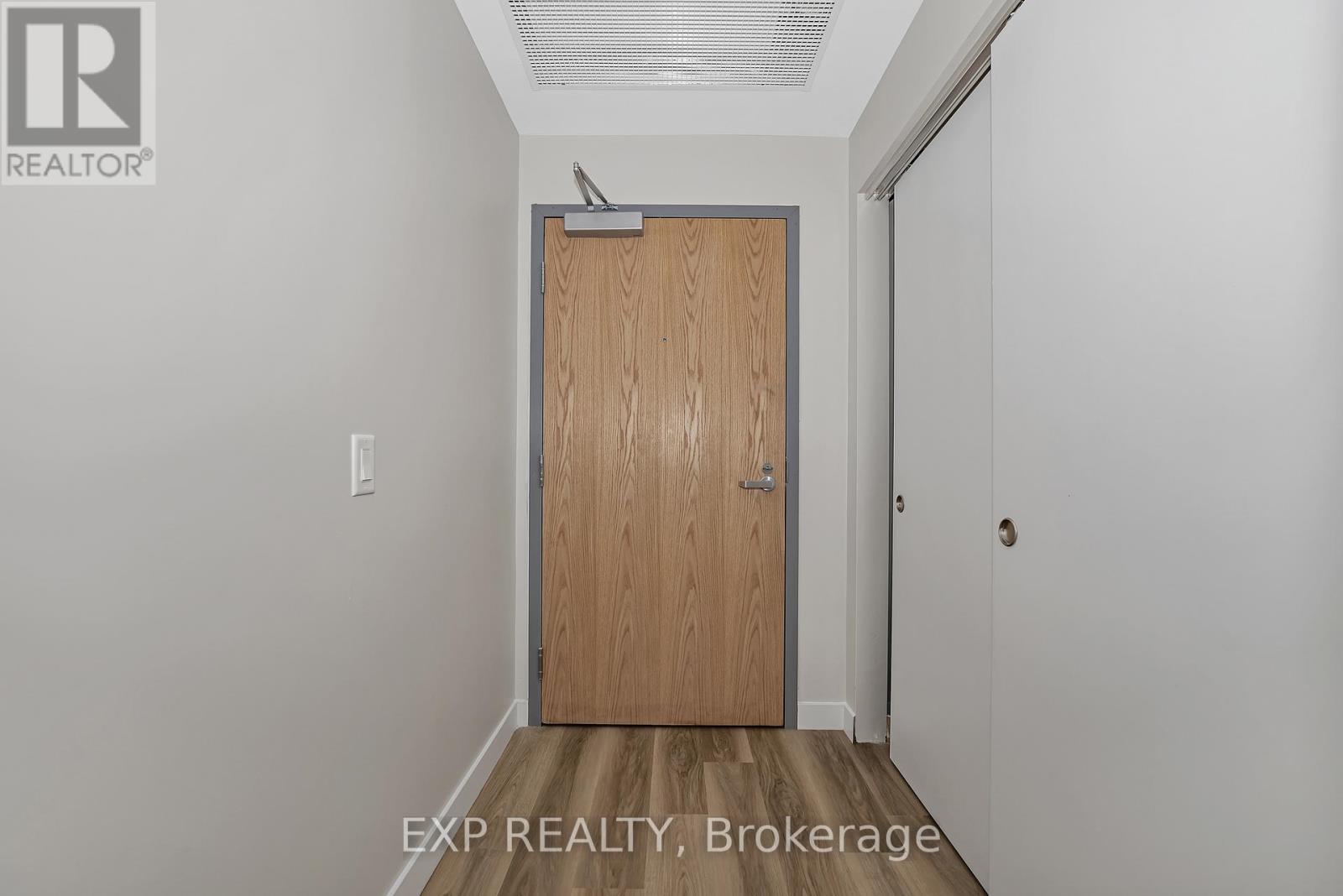 302 - 211 Armstrong Street, Ottawa, Ontario  K1Y 2W3 - Photo 4 - X12697234