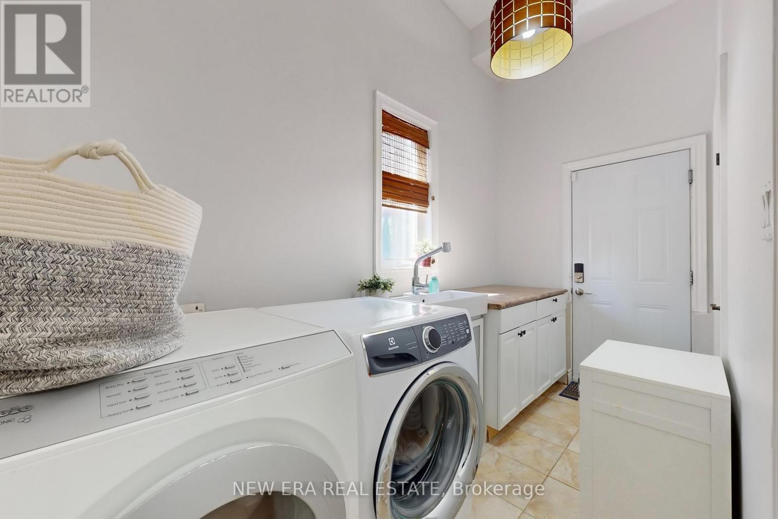 1031 Lake Drive N, Georgina, Ontario  L4P 3E9 - Photo 14 - N12697284