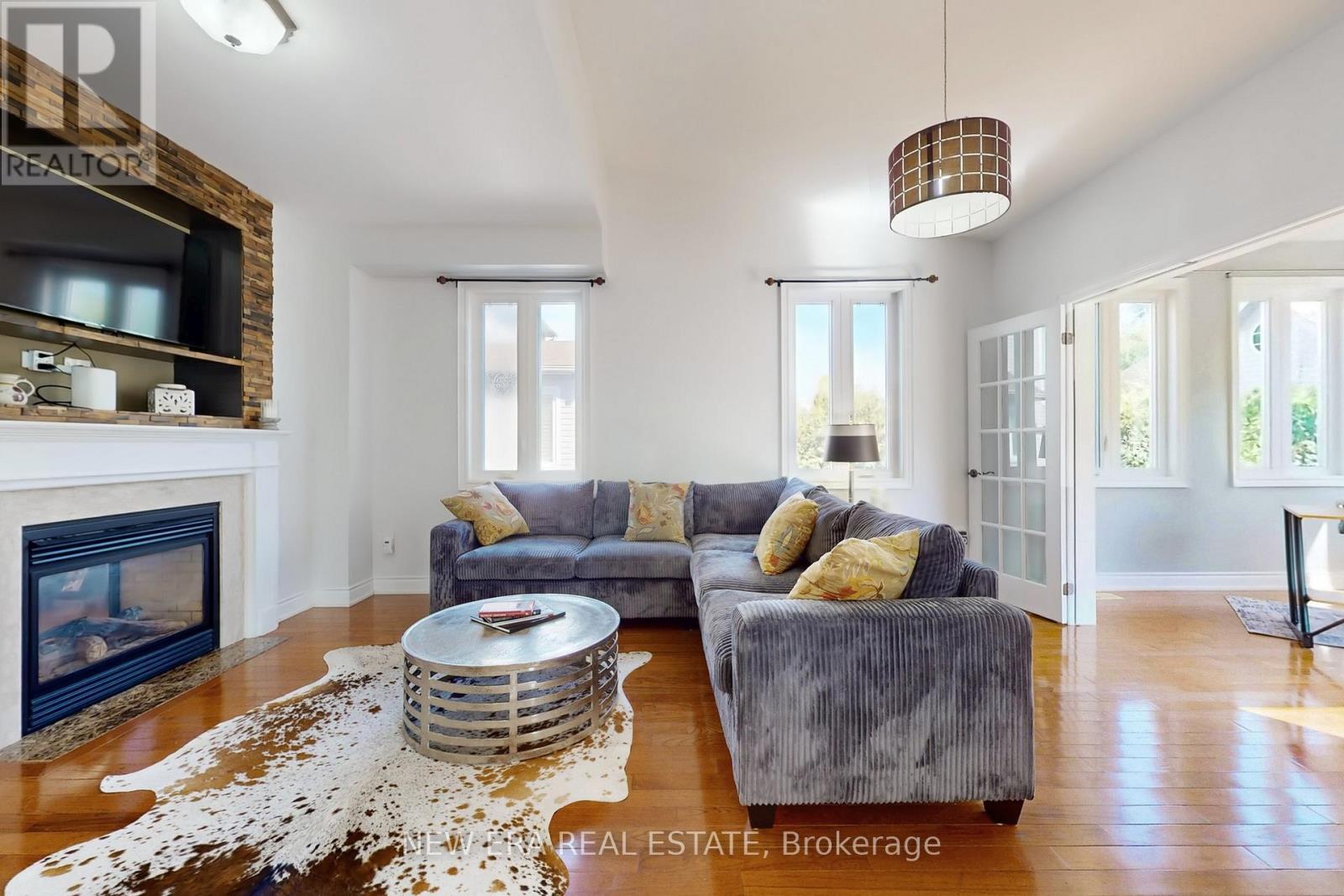 1031 Lake Drive N, Georgina, Ontario  L4P 3E9 - Photo 4 - N12697284