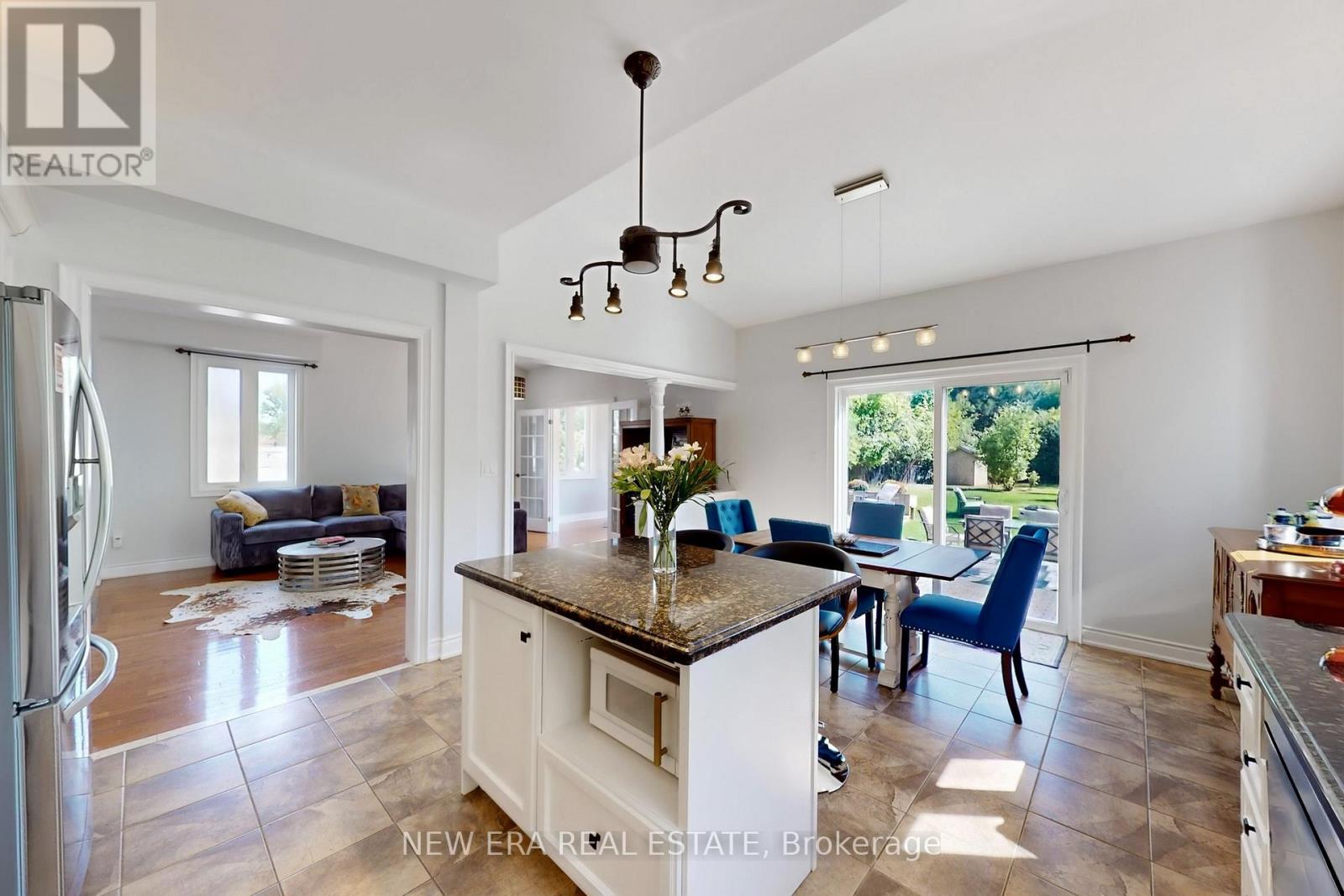 1031 Lake Drive N, Georgina, Ontario  L4P 3E9 - Photo 9 - N12697284