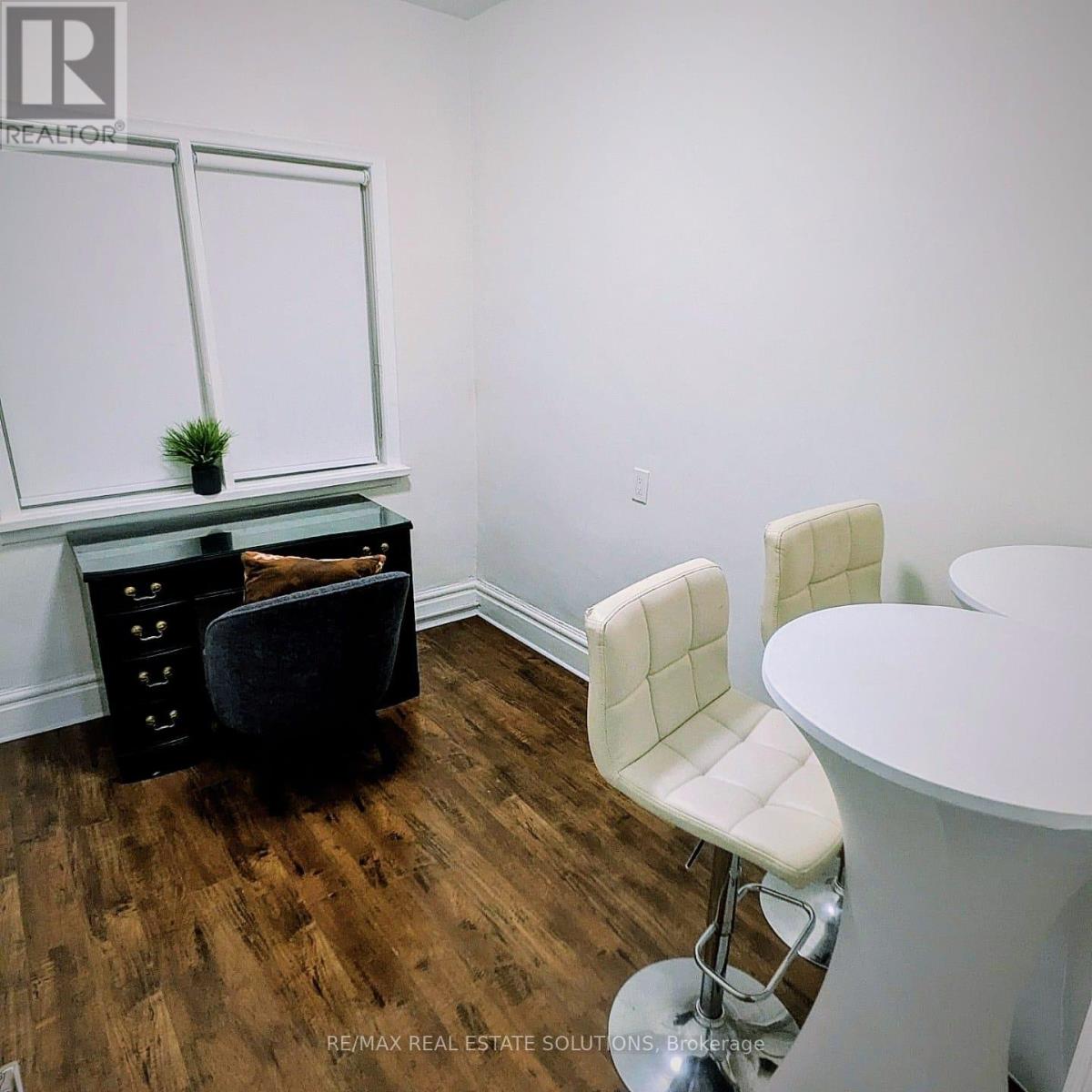 Upper - 206 Bathurst Street, Toronto, Ontario  M5T 2R9 - Photo 13 - C12671048