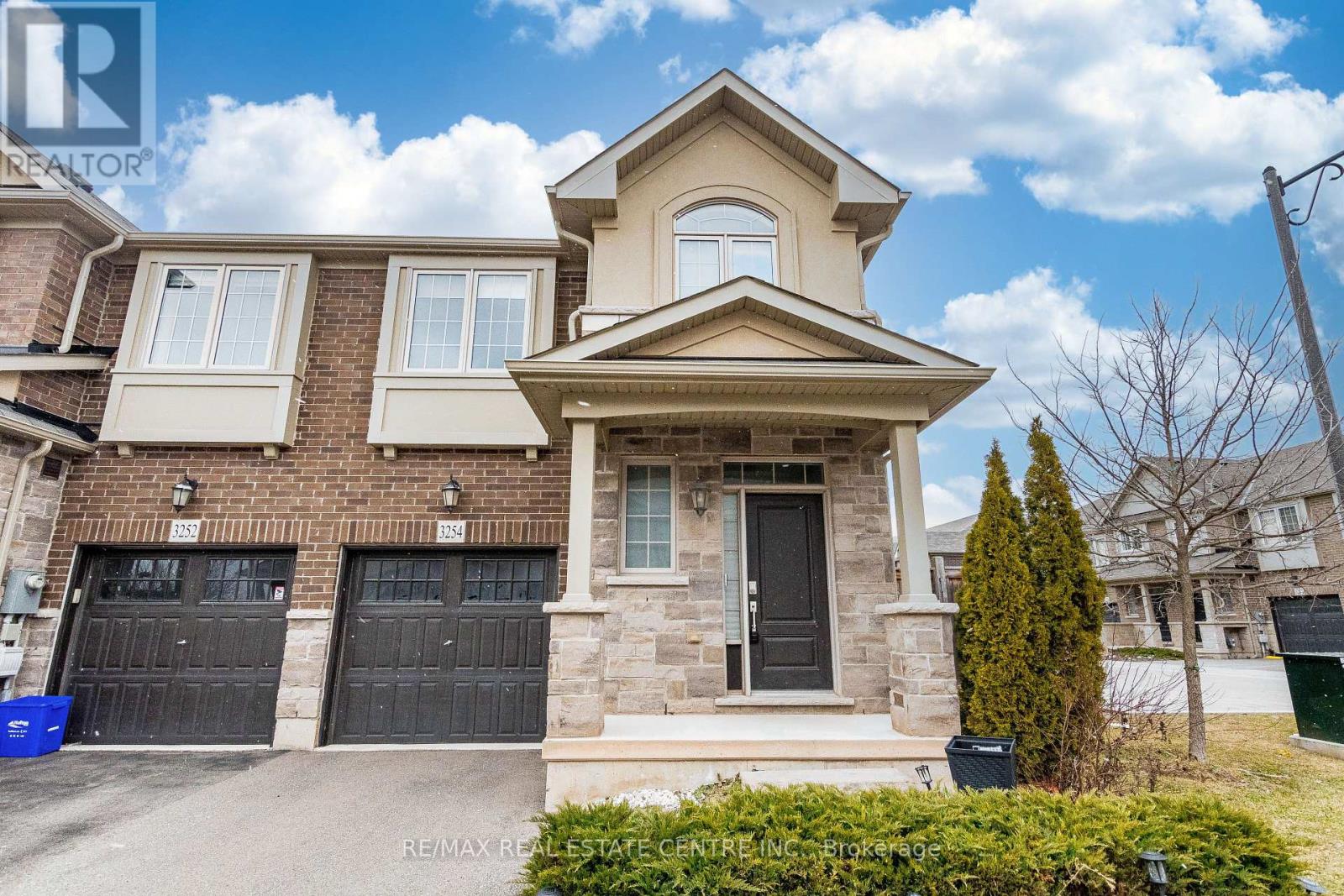 3254 Mockingbird Common, Oakville, Ontario  L6H 0W9 - Photo 2 - W12692506