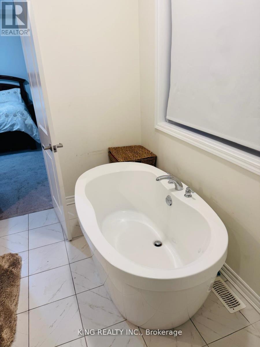 51 Eberly Woods Drive, Caledon, Ontario  L7C 4J2 - Photo 8 - W12697198