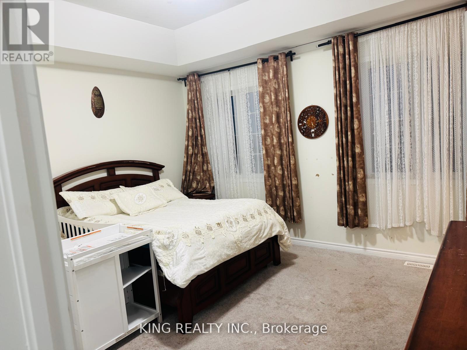 51 Eberly Woods Drive, Caledon, Ontario  L7C 4J2 - Photo 9 - W12697198