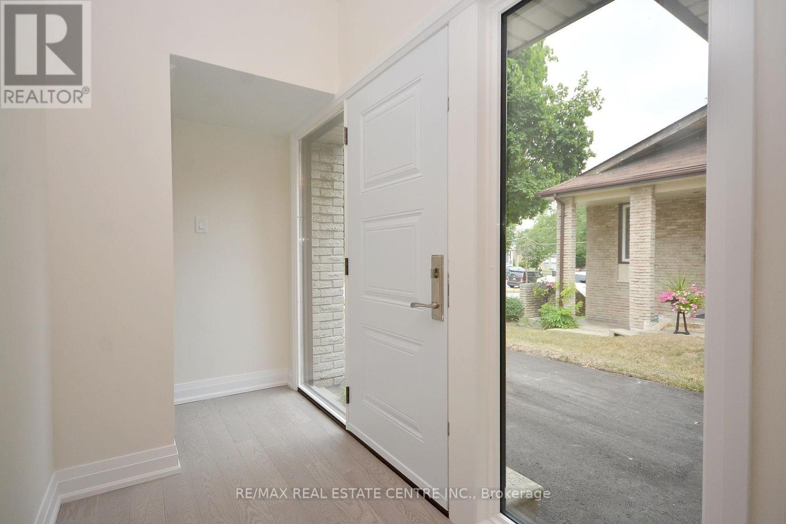 2912 Arvida Circle, Mississauga, Ontario  L5N 1R5 - Photo 3 - W12697240