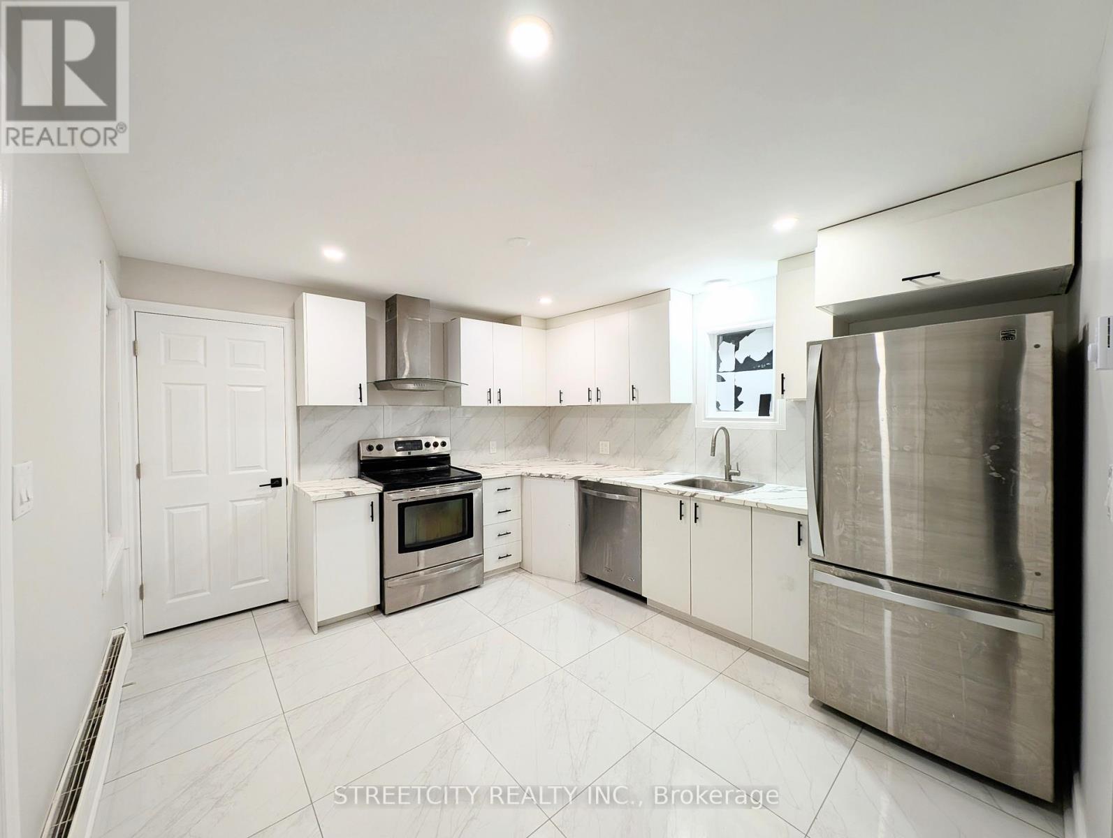 137 Proctor Street, Sarnia, Ontario  N7T 3G1 - Photo 4 - X12697466