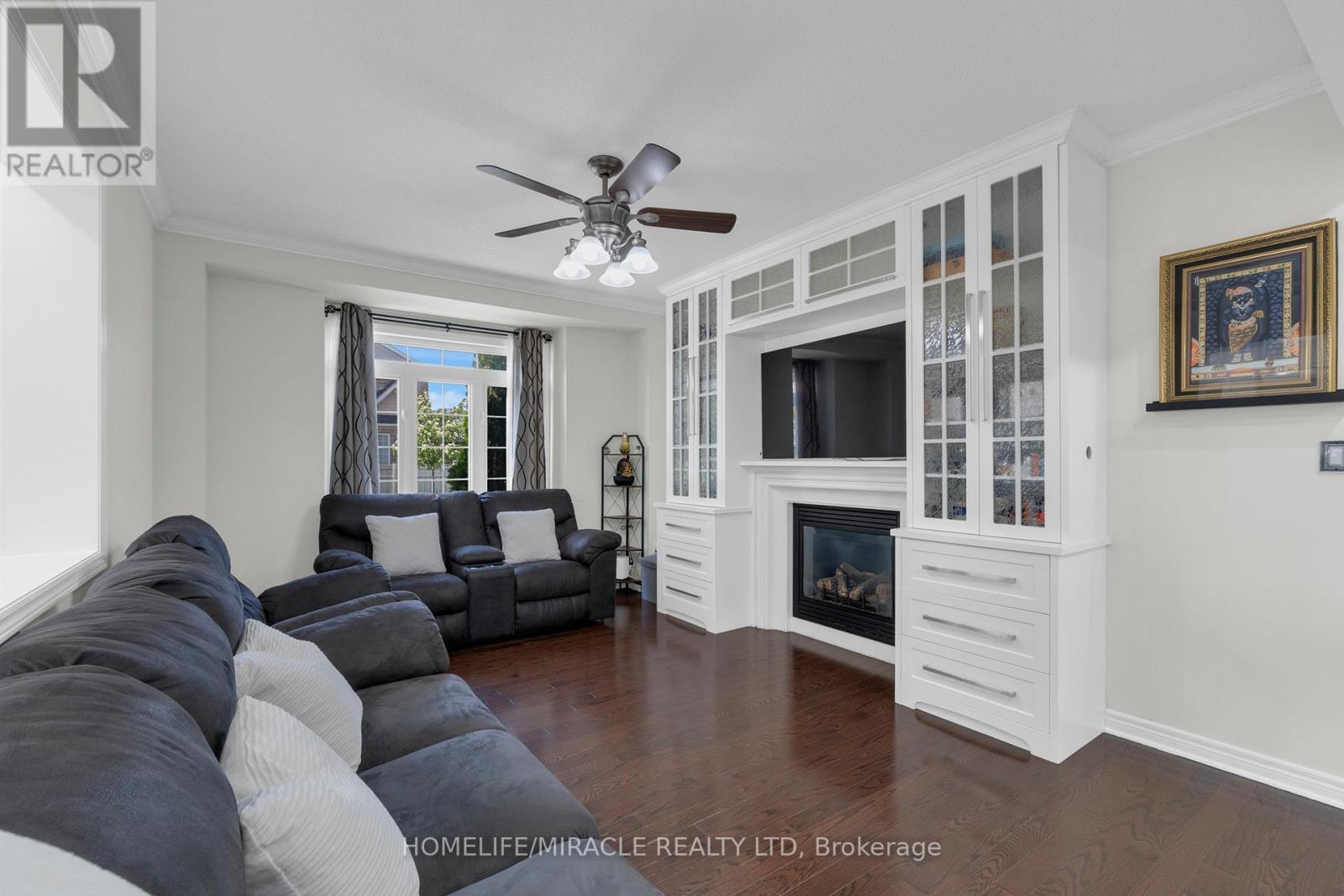 129 Vipond Way, Bradford West Gwillimbury, Ontario  L3Z 0G7 - Photo 3 - N12436930