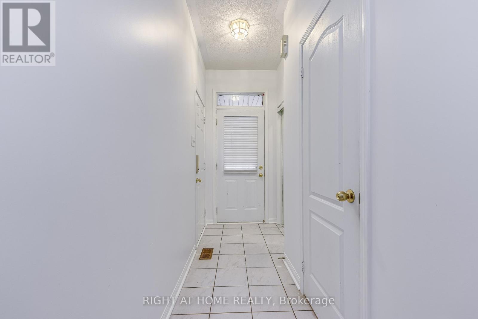 1348 Weir Chase, Mississauga, Ontario  L5V 2W9 - Photo 8 - W12693908