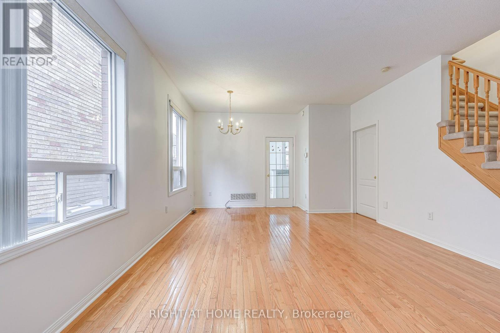 1348 Weir Chase, Mississauga, Ontario  L5V 2W9 - Photo 9 - W12693908