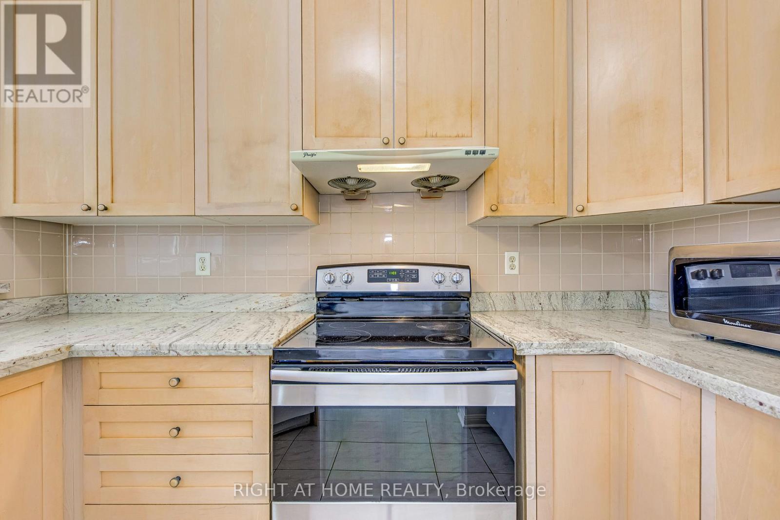 1348 Weir Chase, Mississauga, Ontario  L5V 2W9 - Photo 13 - W12693908